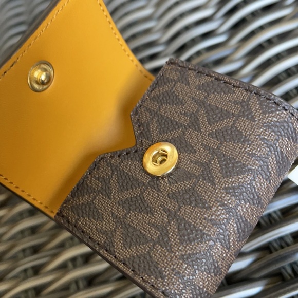 Michael Kors Jet Set Travel AirPod Case - Picture 15 of 16